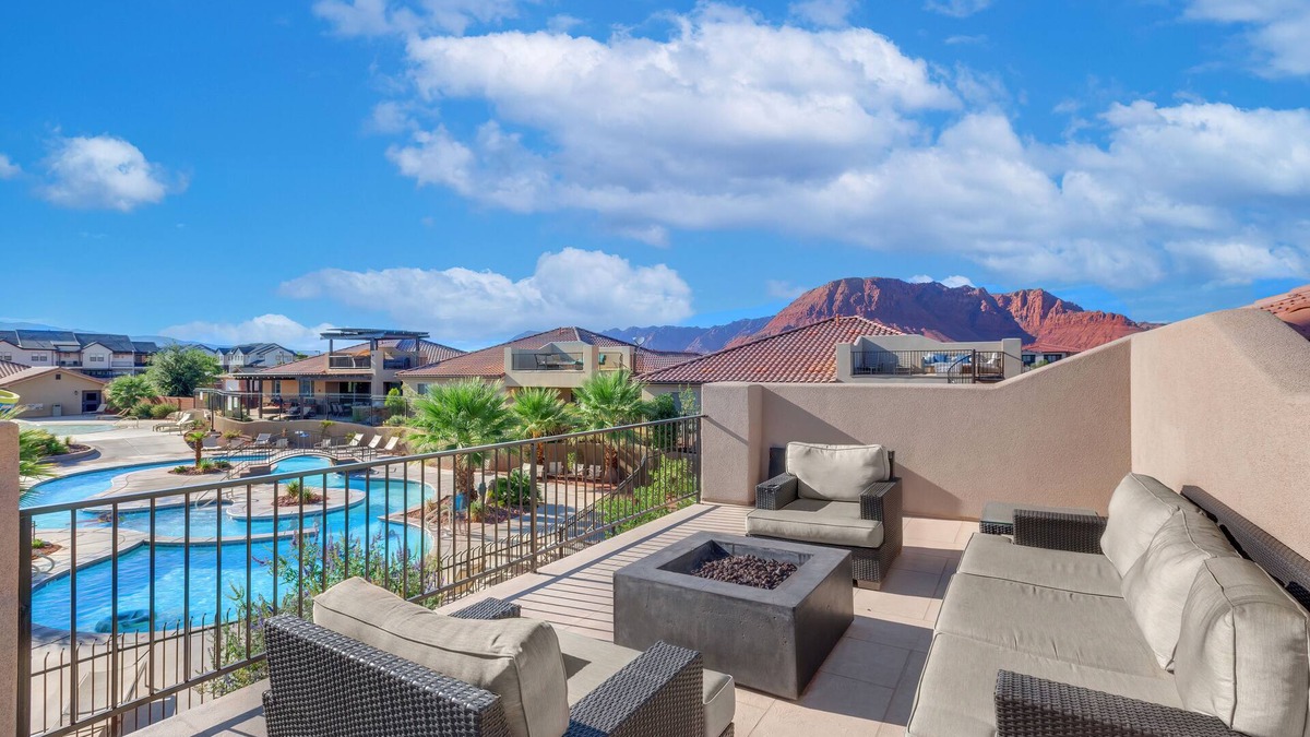 Washington County House | Paradise Village Resort 112 | Water Park, Ping Pong, PS4, Games, Beautiful Mountain Views, and More