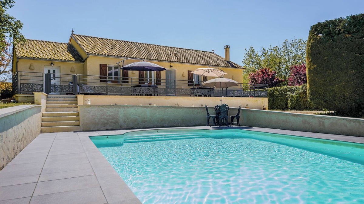 Payrignac House | Parignac, holiday home for 8 persons with enclosed garden and heated pool