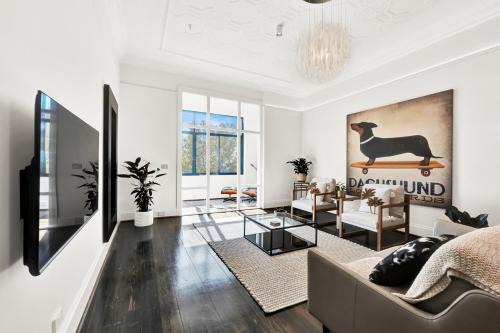 St Kilda Apartment | Paris End of St Kilda Apartment