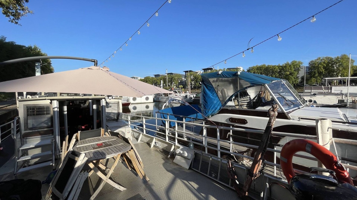Asnieres-sur-Seine Boat Rental | PARIS Unusual house on the Seine, 15 minutes from the Invalides,