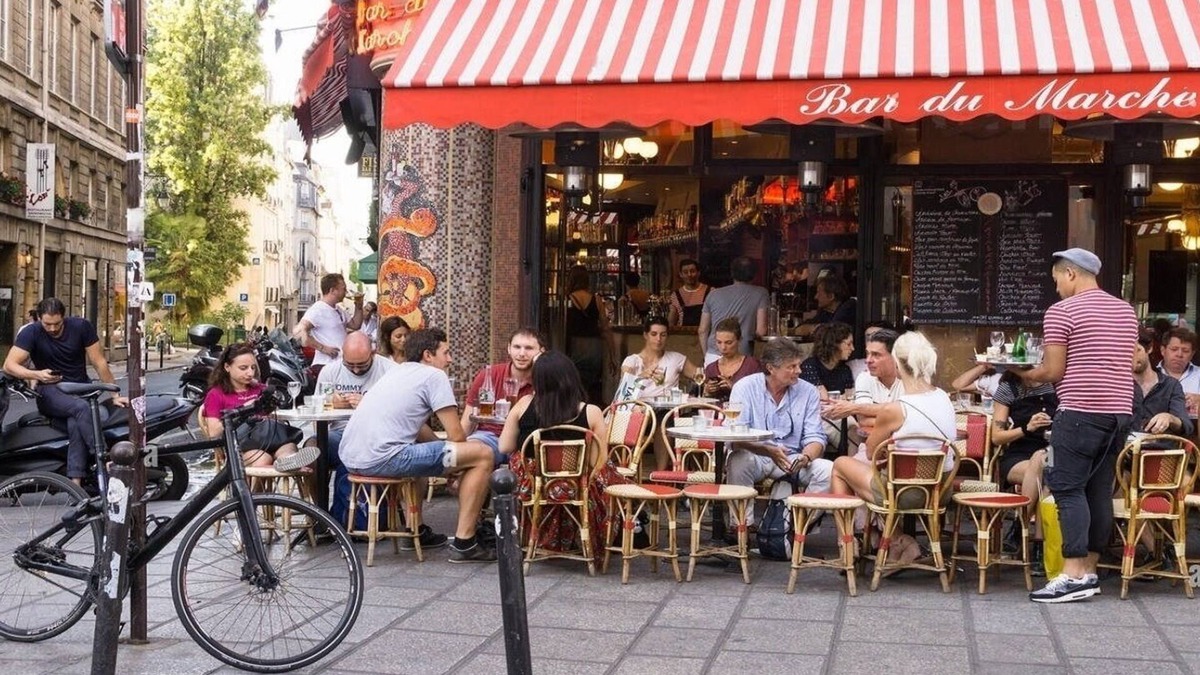 Saint-Germain-des-Pres Apartment | PARISIAN ELEGANCE AT RUE BUCI: STEPS AWAY FROM CAFÉ DE FLORE AND LES DEUX MAGOTS
