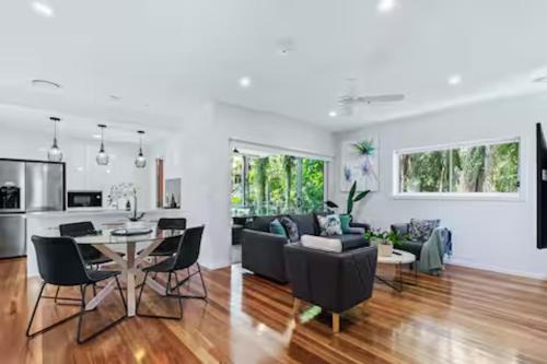 Auchenflower Apartment | Park Ave Retreat - 3 Carparks, WiFi, BBQ, King Bed
