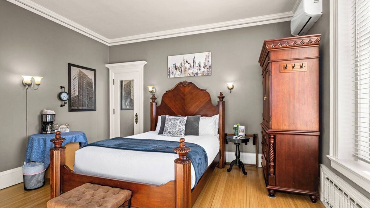 Congdon Park House | Park Avenue Suite w/Jacuzzi & Fireplace