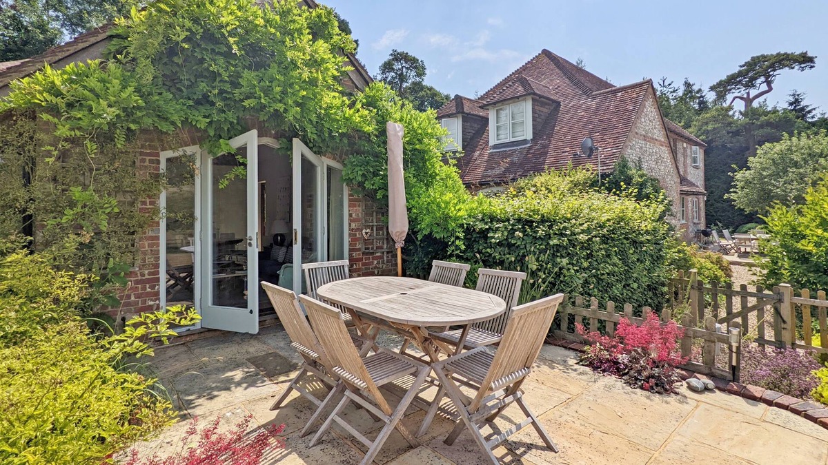 East Meon Cottage | Park Cottage, Bordean - sleeps 3 guests in 2 bedrooms