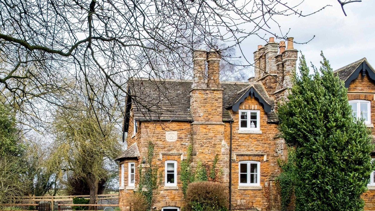 Glaston House | Park Cottage Summary: