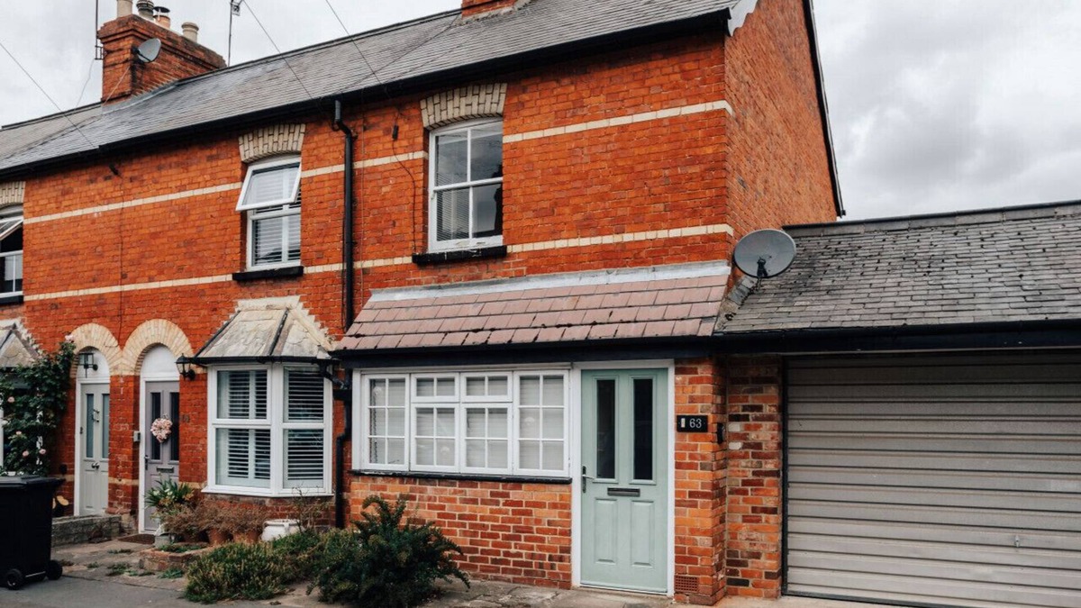 Henley House | Park End House - Parking, Pet Friendly