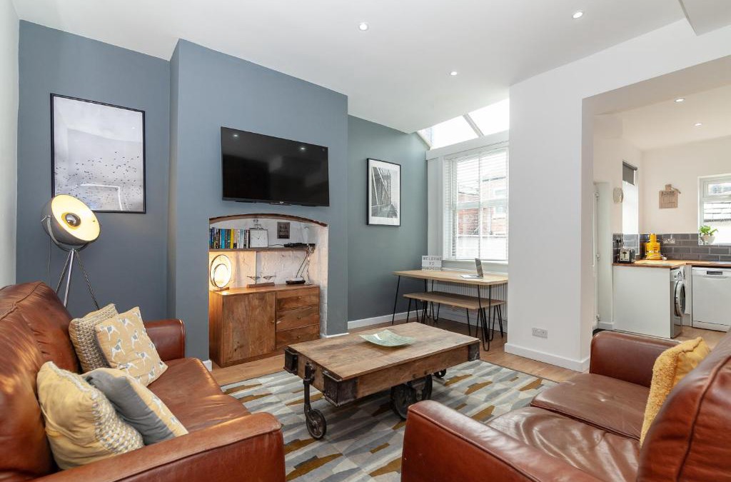 Swinton House | Park House - Large 3 Bedroom Victorian House, 10 Mins from Manchester