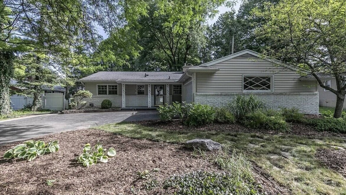 Lansing House | Park-like and sports bar - close to MSU