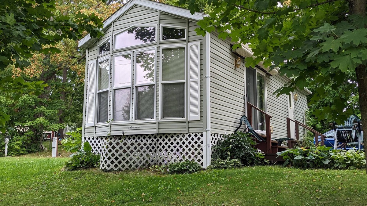 Dale House | Park model unit #5 for rent by Silver Lake NY