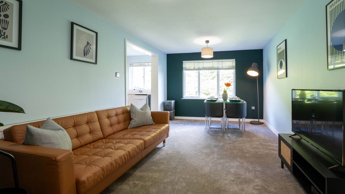 Salfords Apartment | Park View Apt | Private Parking | Near ESH