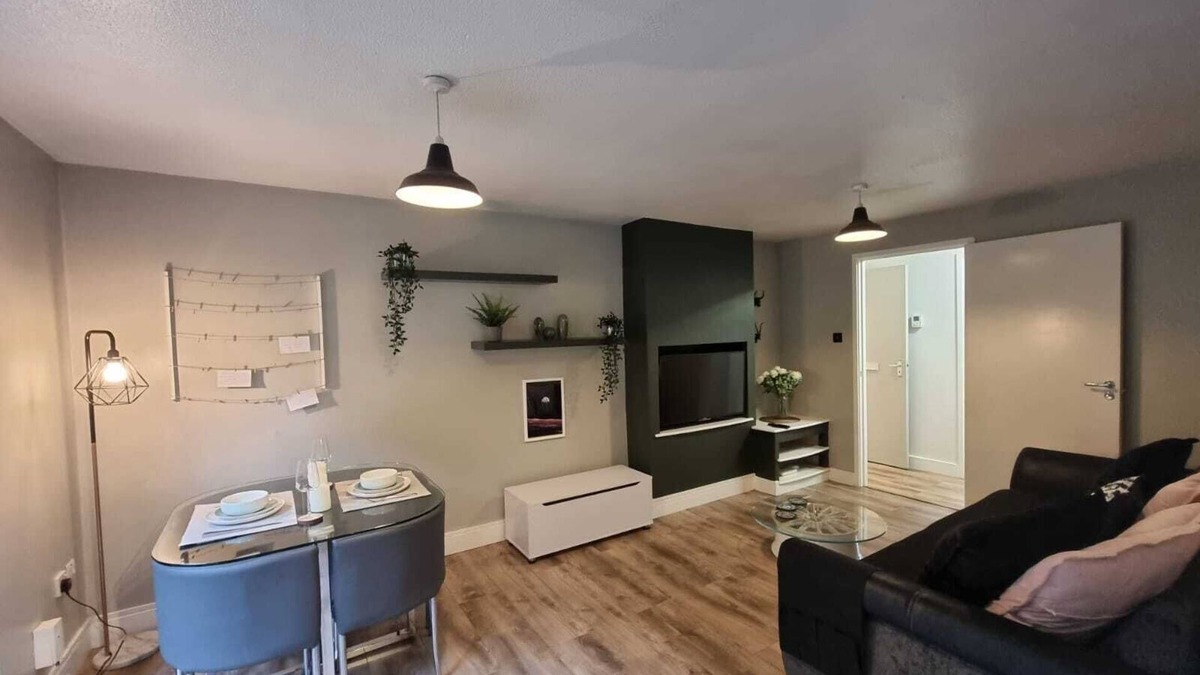 Salfords Apartment | Park View Garden Apt | Private Parking | Near ESH