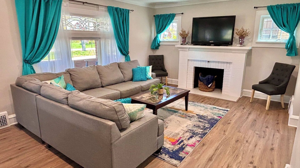 Parma House | Park view ⁞ Porch swing ⁞ Game room ⁞ 2BA ⁞ Manchester Manor: an elegant escape