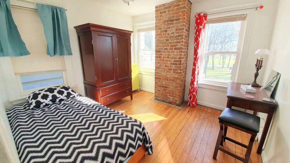 West Side House | Park Views - Private 4 bed/2 bath - 30 mins to NYC