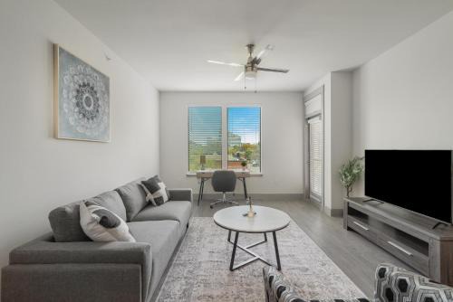 Oak Lawn Apartment | Park West 450 1bedroom Suite, Pool, Gym, Parking