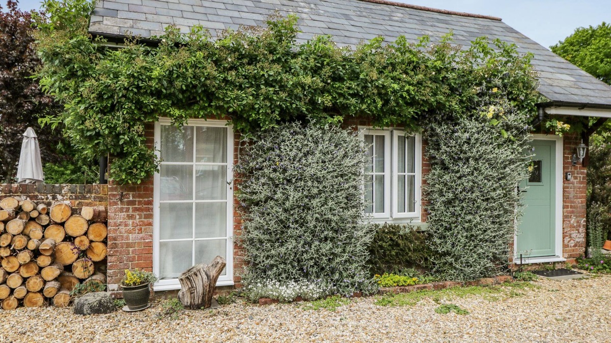 Sturminster Marshall Cottage | PARKFIELD COTTAGE, romantic, with open fire in Sturminster Marshall