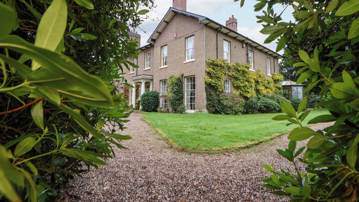 Barlaston Cottage | PARKFIELDS HOUSE, pet friendly, with pool in Barlaston