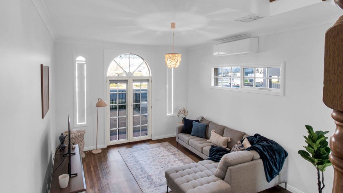 Wagga Wagga House | Parkham - CBD, Elegant Townhouse
