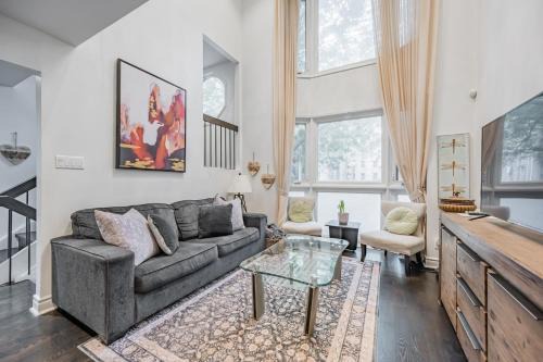 Church and Wellesley Villa | Parking! 5BR House! 10min Walk to Eaton Center! 7min Walk to YongeDundas Subway Station!