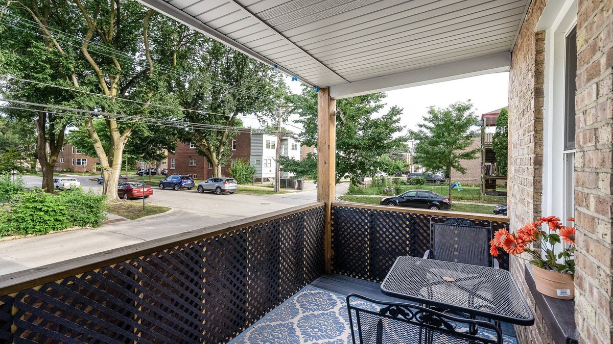 Skokie Condo | PARKING, BALCONY near NAPA, UNIVERSITIES, RAVINIA, GOLFING & TRAIN to CHICAGO