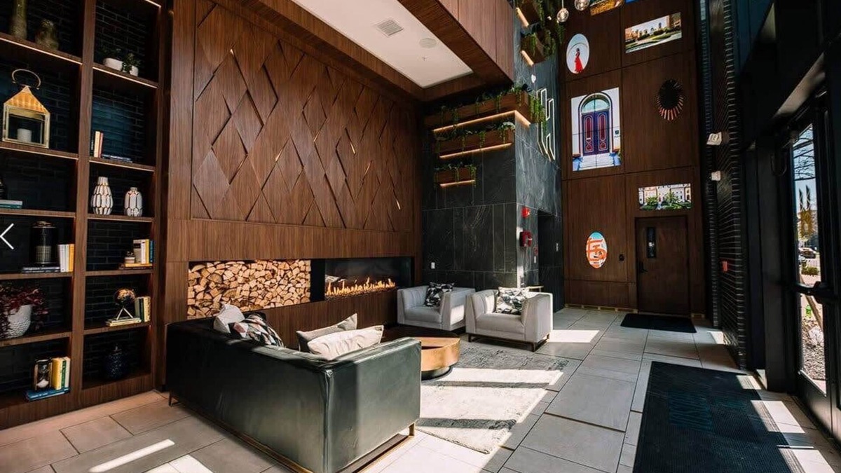 DeBaliviere Place Apartment | Parking Gym Pool W&D Near BJ Hospital