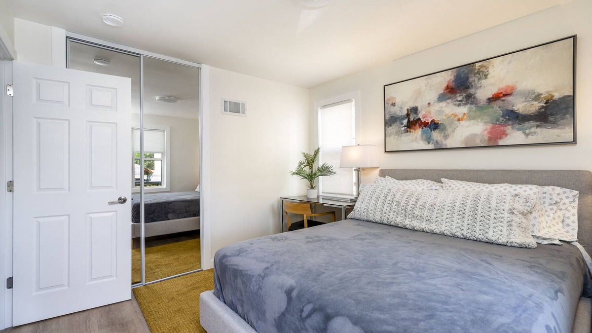 Skokie Condo | Parking, Private Balcony Near Universities, NAPA, Ravinia & Train to Chicago