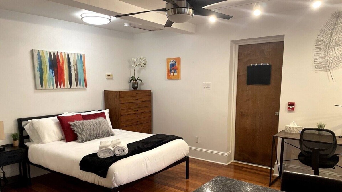 Bloomfield Apartment | Parking~West Penn~Queen~Elevator