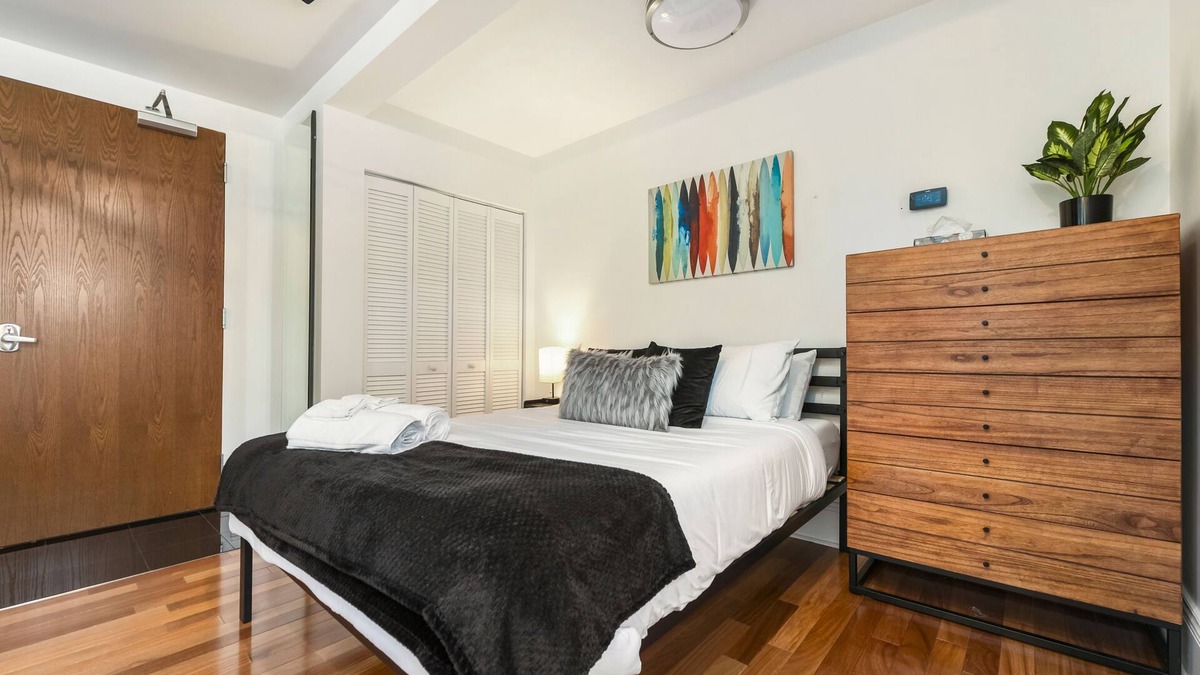 Bloomfield Apartment | Parking~West Penn~Queen Bed~Elevator~Central Location~ 10 Min to DT~ Wifi