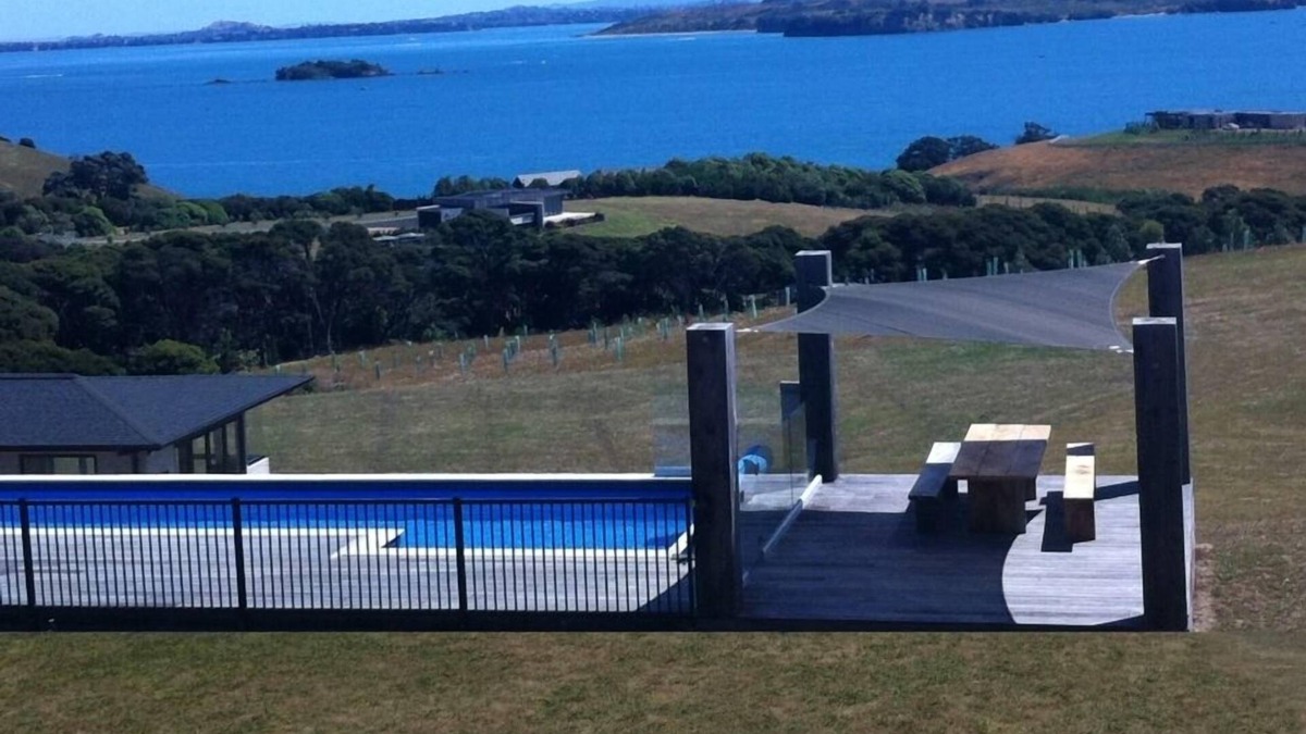 Oneroa Cabin | Parkpoint Retreat- 6 acre's, Heated Pool and Spa
