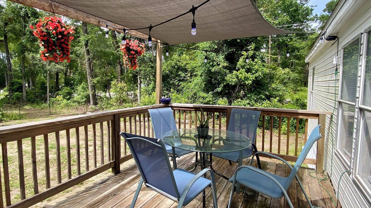 Fort White House | Parks, Springs, Nature getaway 3-bedroom mobile home WiFi, AC in l Fort White