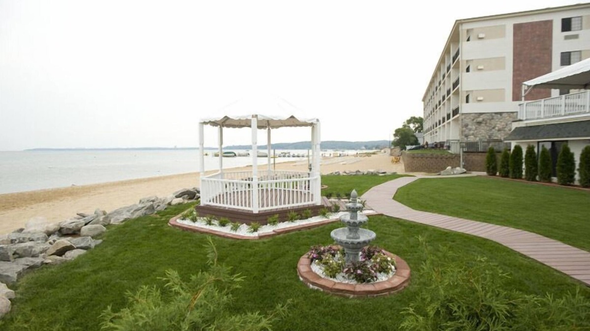 Traverse City Hotel | ParkShore Resort