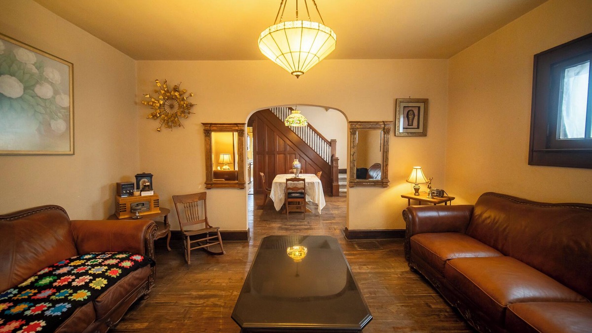 Windsor Park House | Parkside Charm, City Walkability