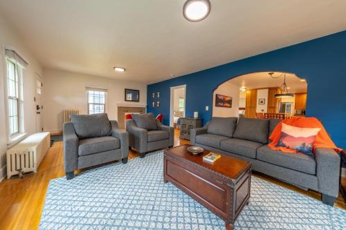 Manito House | Parkside Escape South Hill w Private ADU