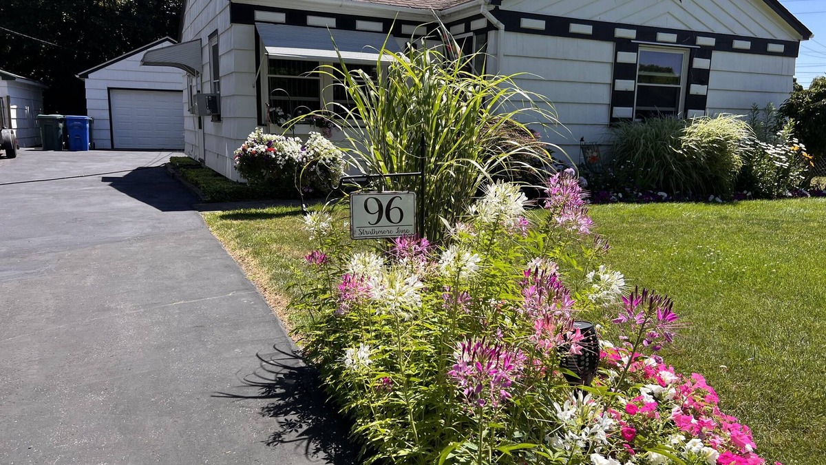Rochester House | Parkside ranch on deadend street in North winton Village