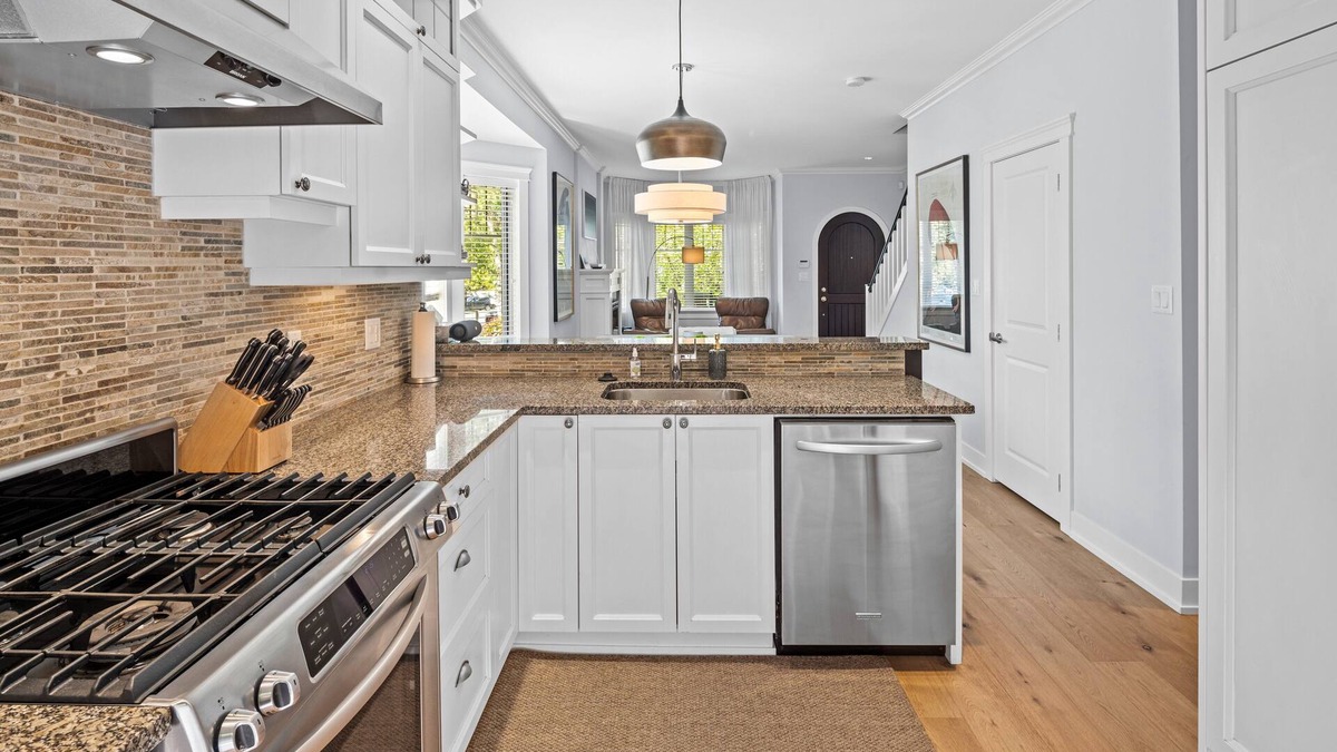 James Bay House | Parkside Townhouse in Ideal Location with Parking