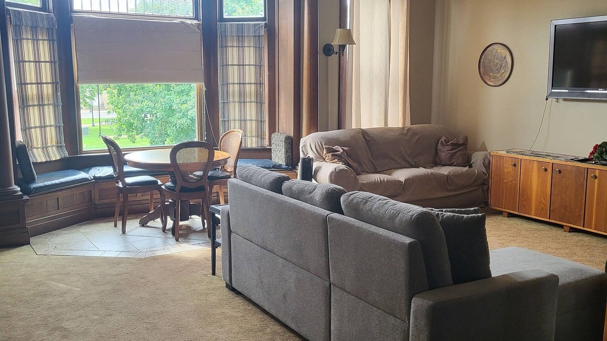 Beardstown Apartment | Parkview Beardstown Home with a View 3-Bedroom, WiFi, A/C, Full Kitchen & Dining