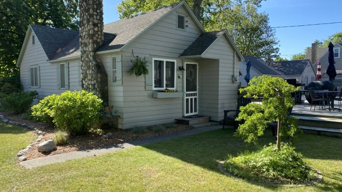 Ludington Apartment | Parkview Cottage #1 - 1/2 block to beach.