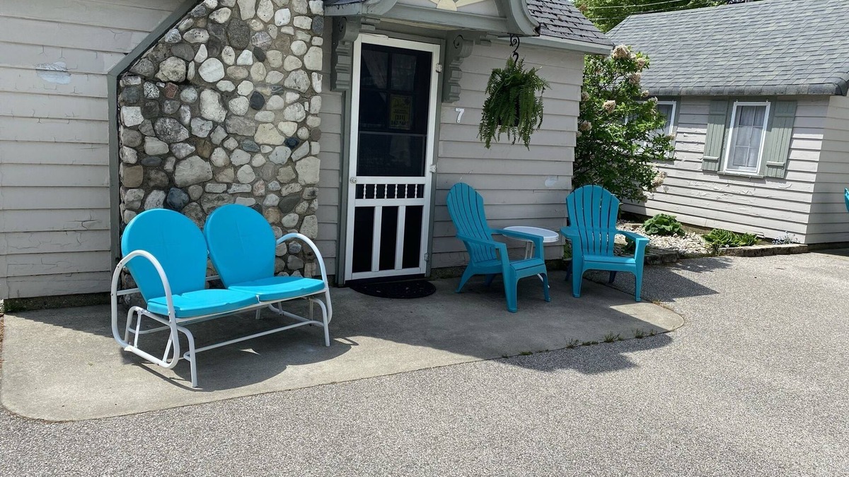 Ludington Cottage | Parkview Cottage #7 - 1/2 block to city beach