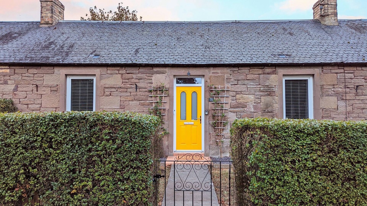 Carnoustie Cottage | Parkview Cottage - Beautiful terraced bungalow with cosy fireplace