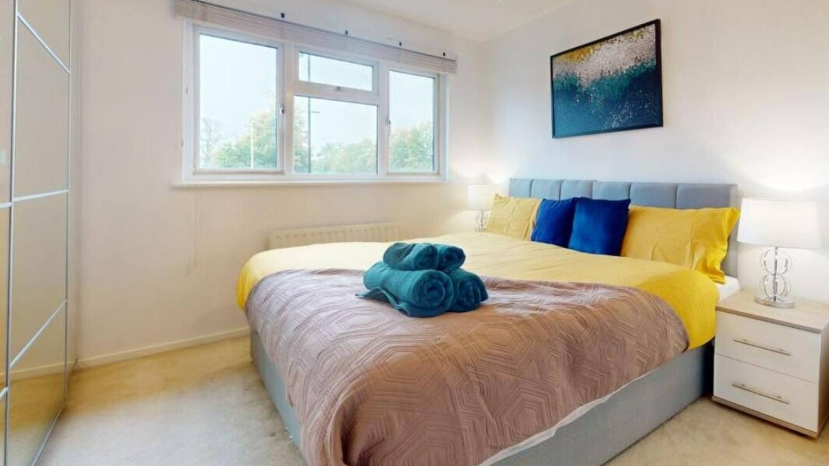 Langley Marish Apartment | Parlaunt House - 3 bedroom with FREE Parking