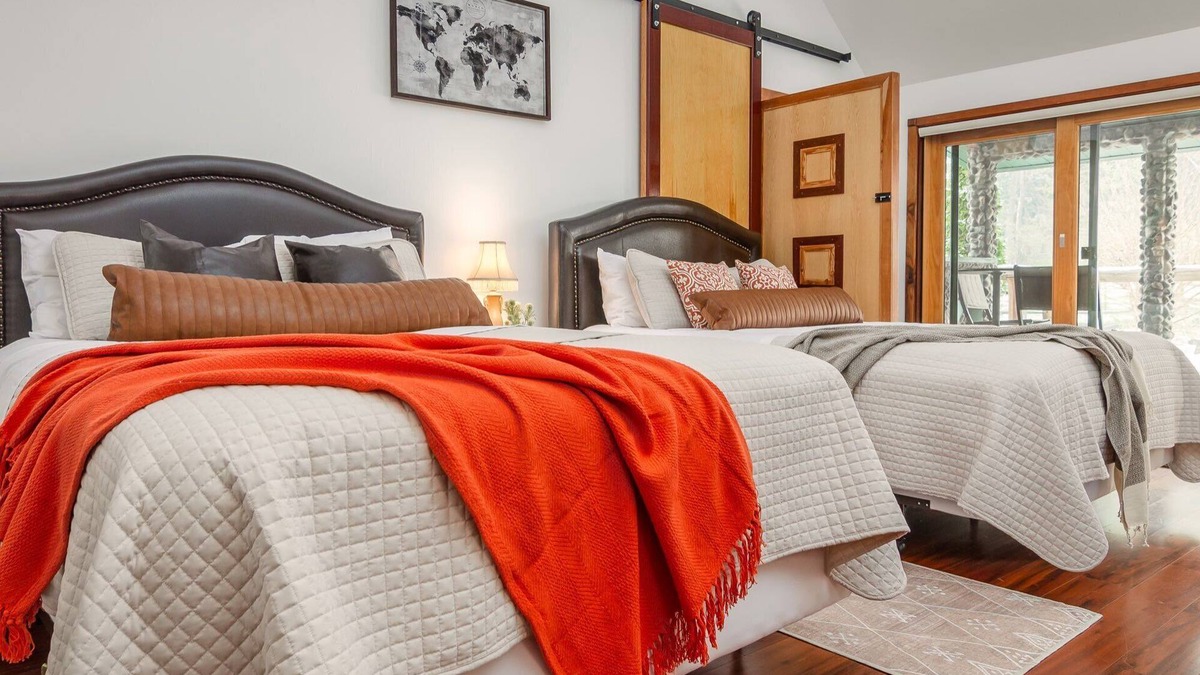 Ithaca Apartment | Parlour Suite at New Park w phone booth