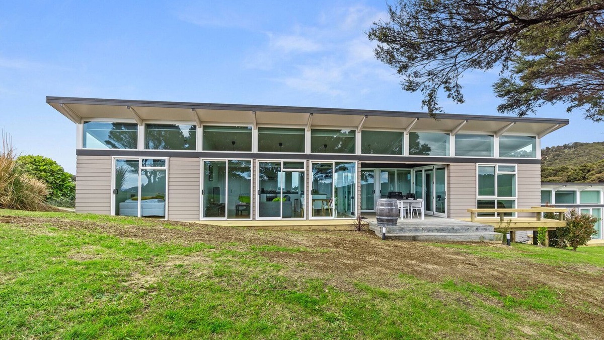 Russell House | Paroa Bay Chalets - Te Whare Tui