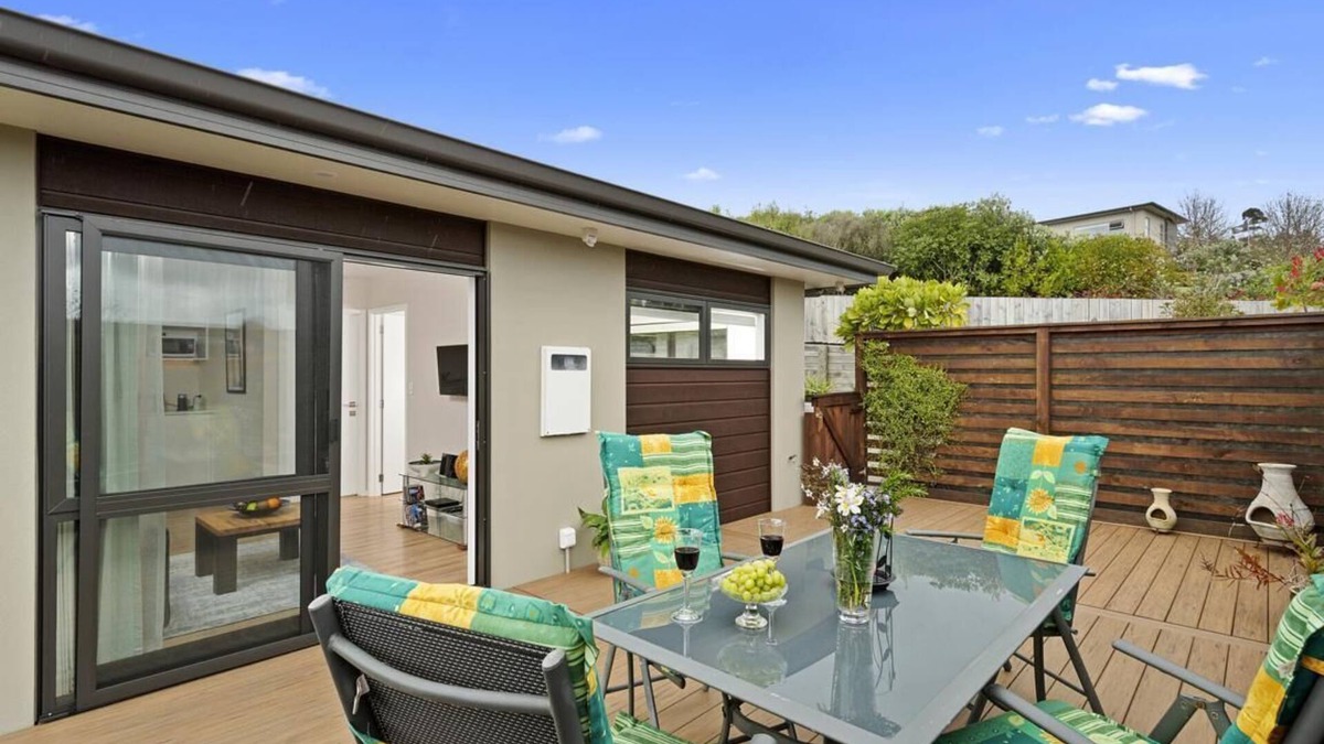 Welcome Bay House | Parrot Nest - Modern private guesthouse in tranquil setting