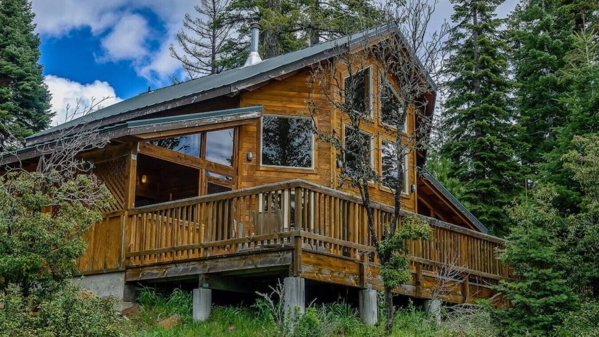 Ashland Cabin | Parsnip Lakes Cabin w/Jacuzzi and Wood Stove at Green Springs Inn