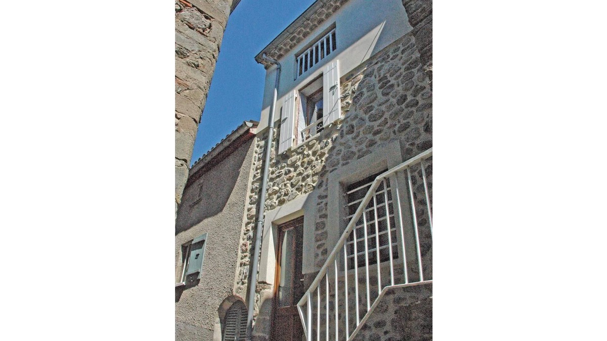 Saint-Fortunat-sur-Eyrieux House | Part of a charming stone house located in the old village of Saint Fortunat.