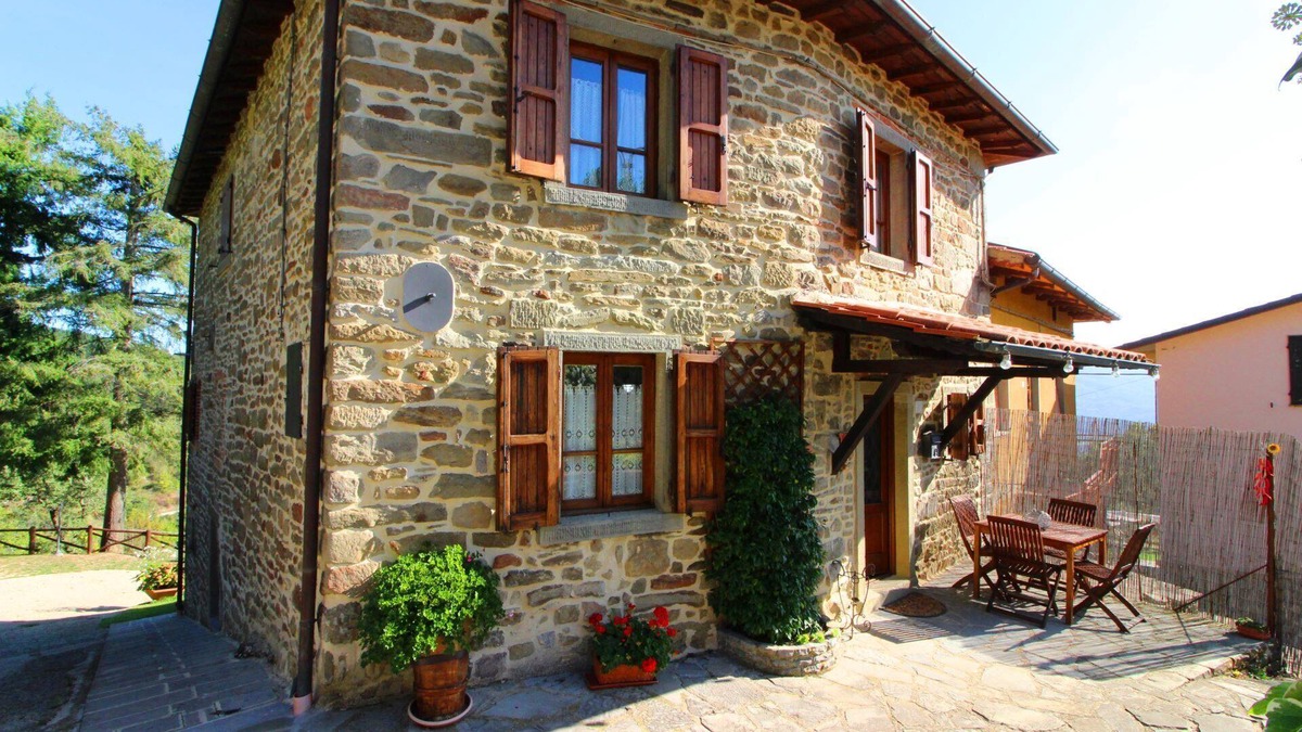 Castel Focognano Villa | Part of an old stone country house enjoying a splendid panoramic view over the woods of the Casentin