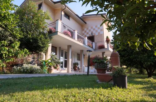 Strettoia House | Parte di casa con giardino e piscina