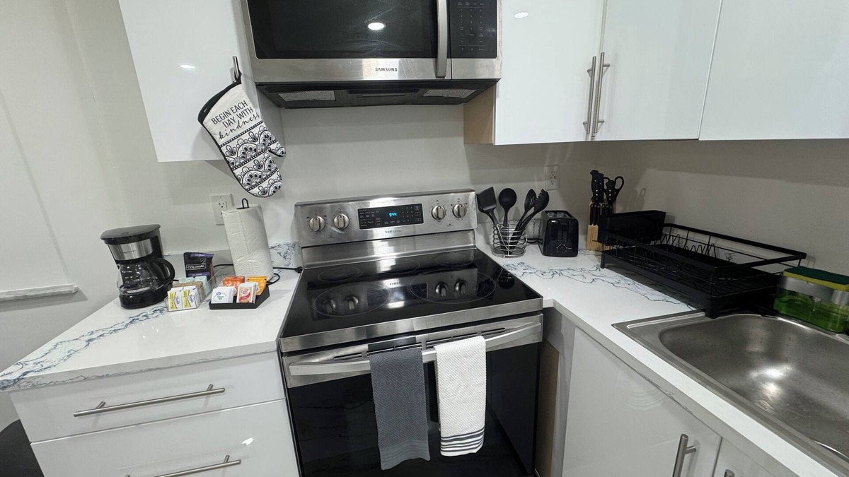 Pembroke Pines Apartment | Pasadena Lakes Retreat 2 beds studio in charming Pembroke Pines