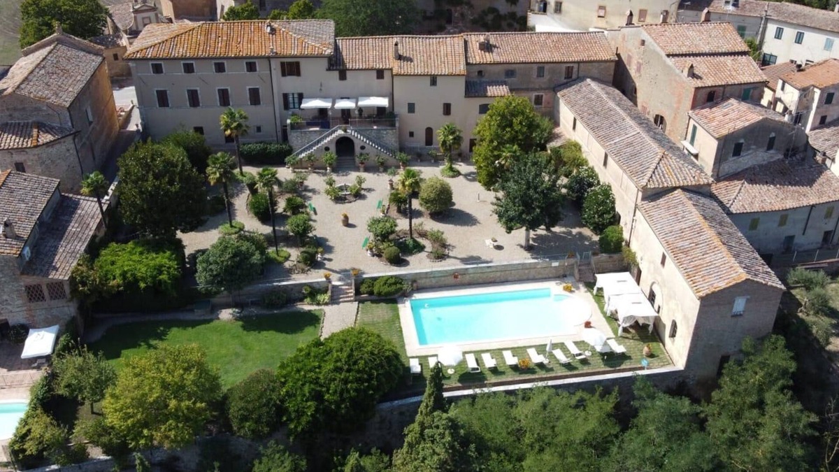 San Giovanni d'Asso Villa | Pasqui Villas : La Consuma Historic villa in a village, garden, view, pool, WiFi