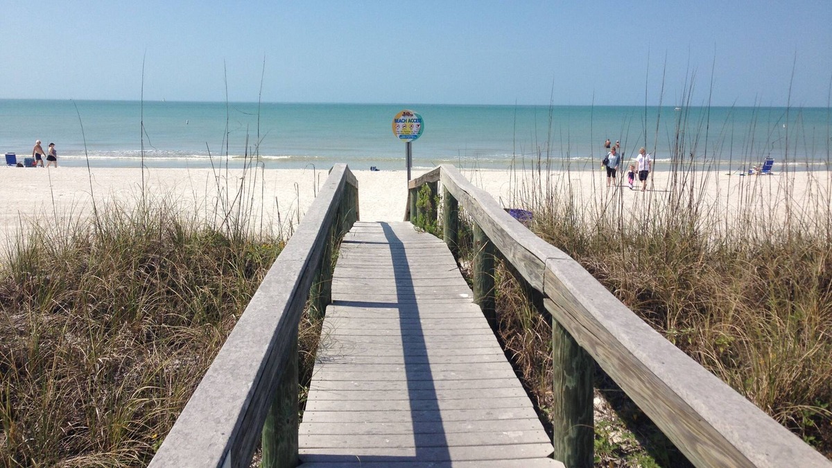 Pass-a-Grille Cottage | Pass a Grille- 30 Steps to sand! 1400 sq feet. 2 bd/ 2 ba. Walk to dining. Pets