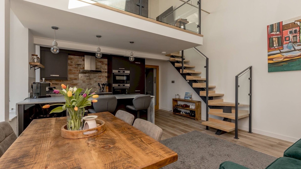 Merchiston Apartment | Pass the Keys | 2BD Loft Style Apt - Edinburgh - Free Parking